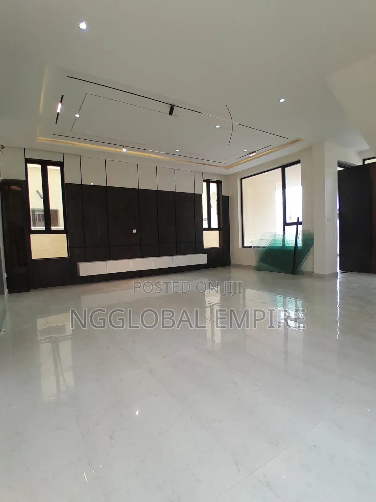 5bdrm Duplex in Orchid Road, Chevron for sale