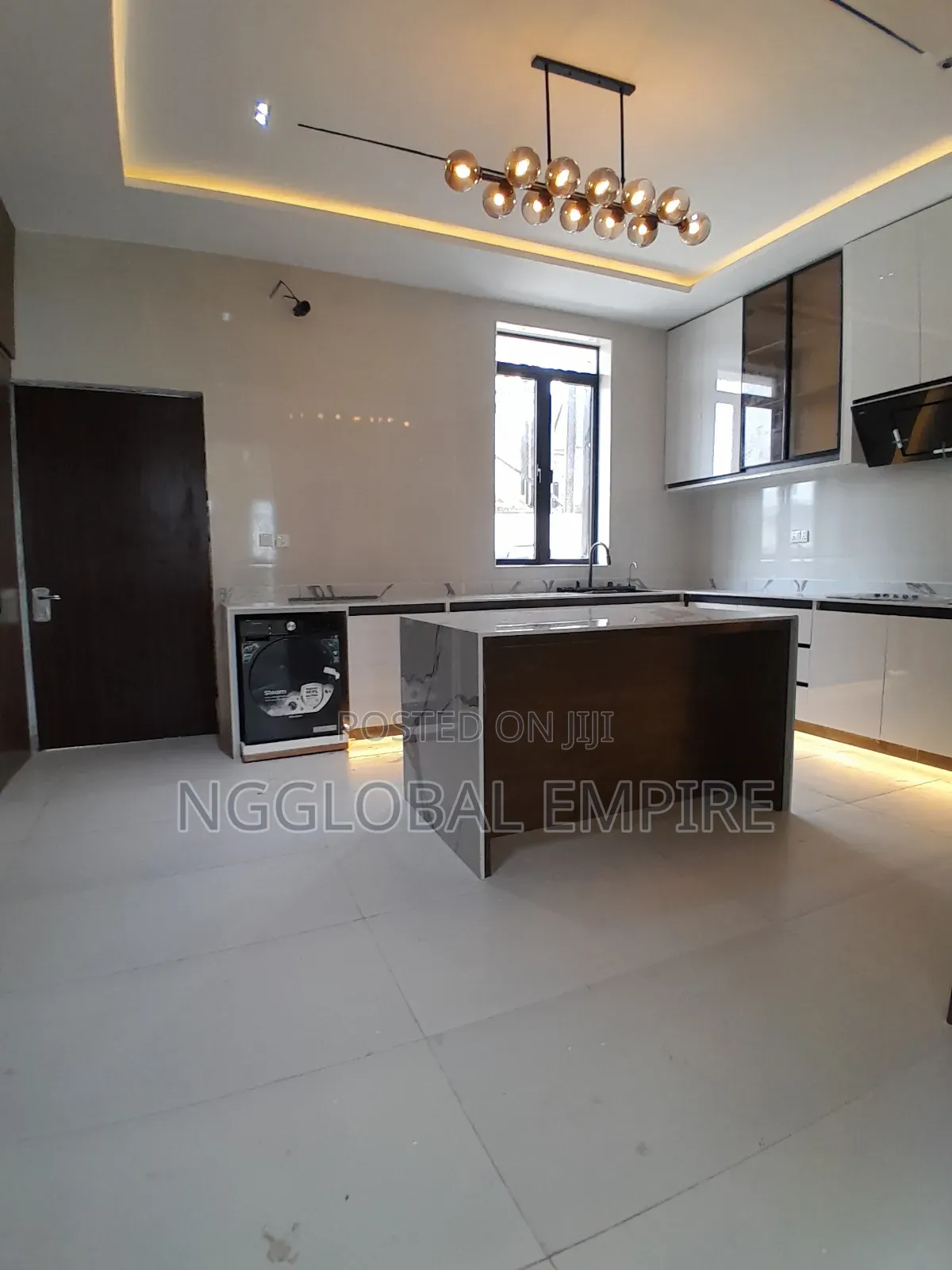 5bdrm Duplex in Orchid Road, Chevron for sale
