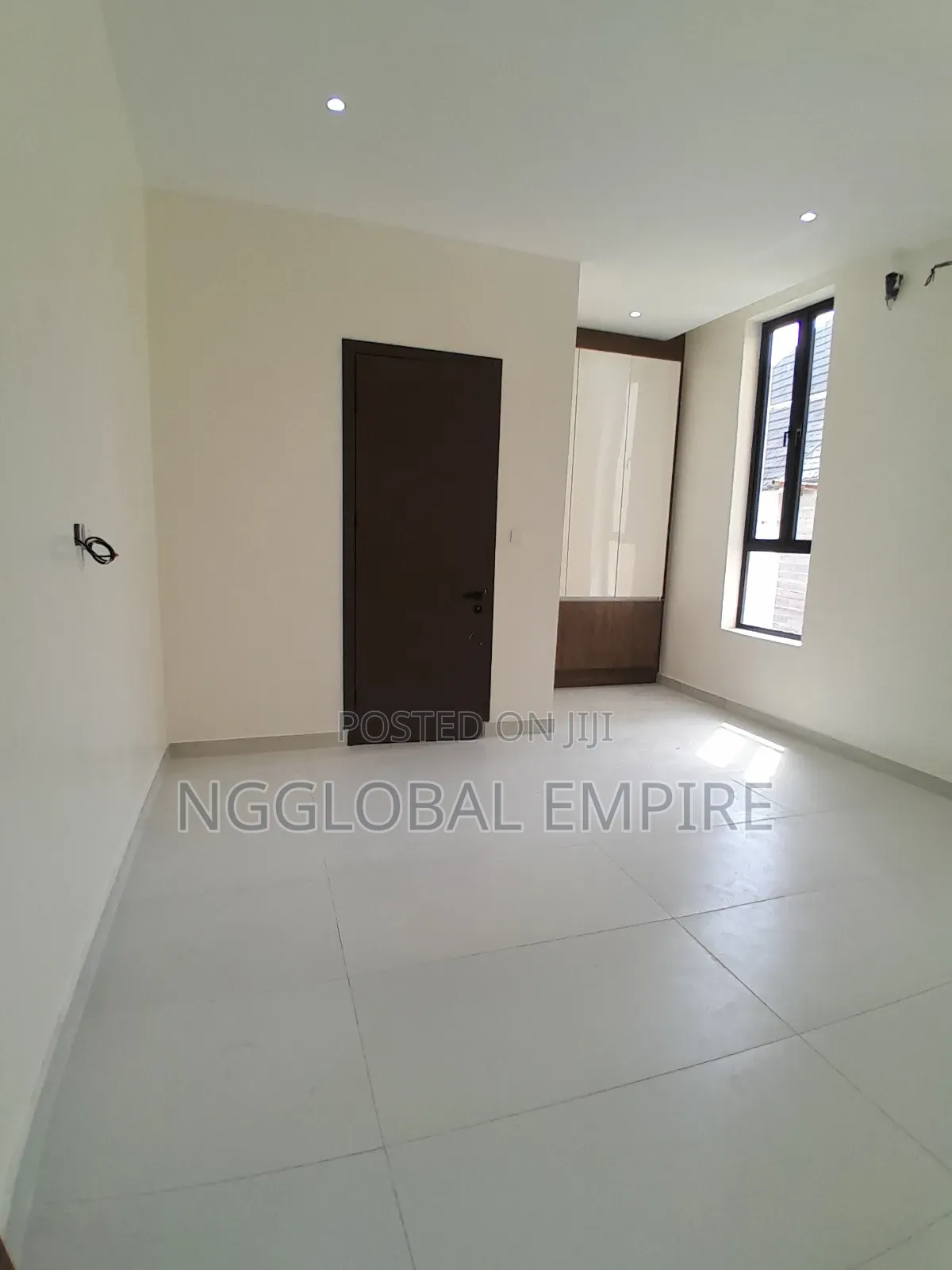 5bdrm Duplex in Orchid Road, Chevron for sale
