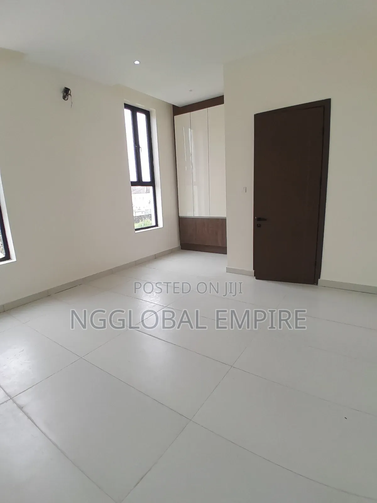 5bdrm Duplex in Orchid Road, Chevron for sale