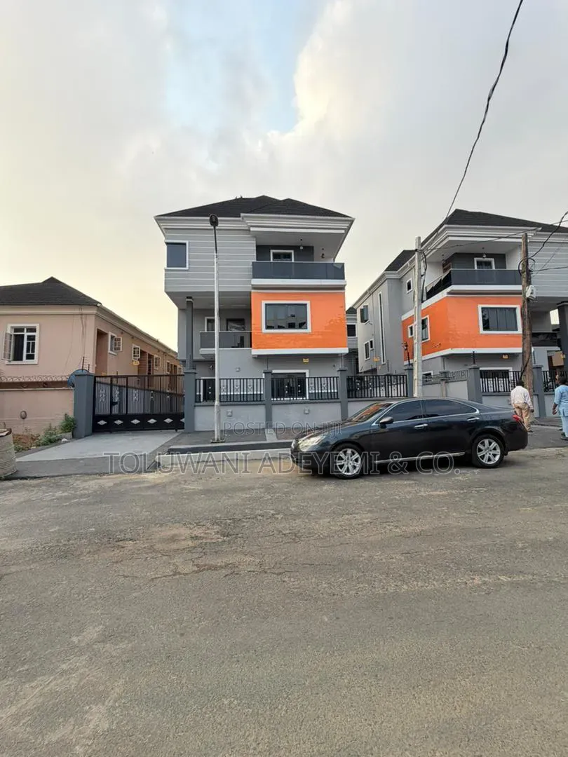 Beautifully Crafted 5 Bedroom Fully Detached Duplex With a Bq, Study