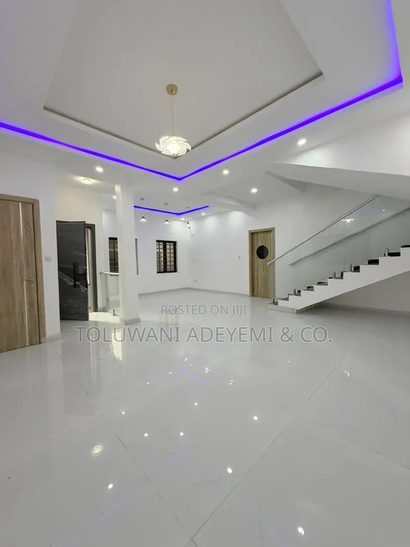 Beautifully Crafted 5 Bedroom Fully Detached Duplex With a Bq, Study