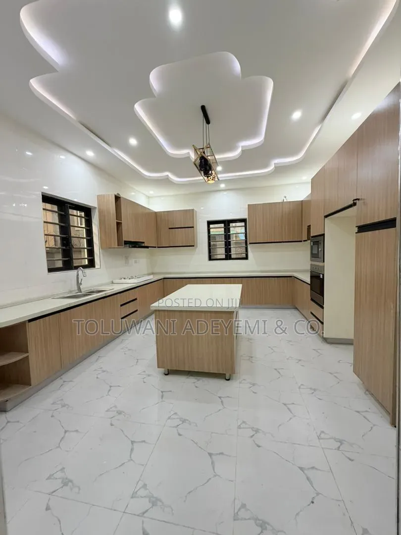 Beautifully Crafted 5 Bedroom Fully Detached Duplex With a Bq, Study