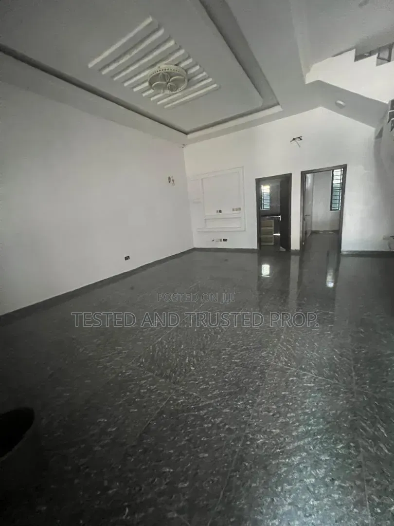 Mini Flat in Chevron for rent