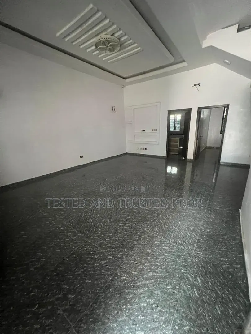 Mini Flat in Chevron for rent
