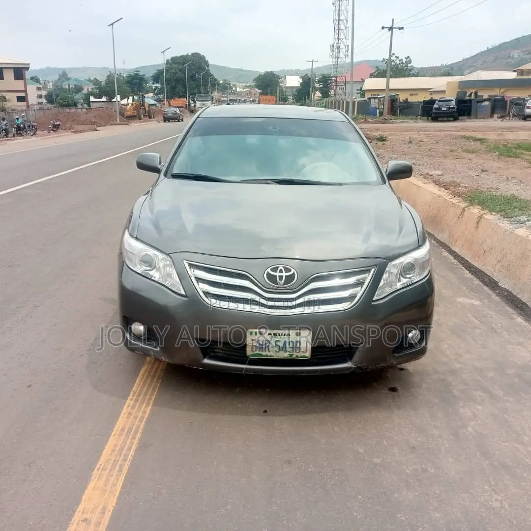 Toyota Camry LE 4dr Sedan (2.5L 4cyl 6A) 2011 Gray