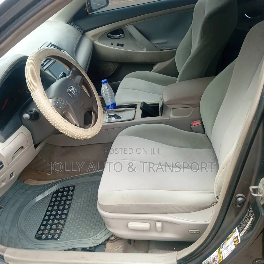 Toyota Camry LE 4dr Sedan (2.5L 4cyl 6A) 2011 Gray