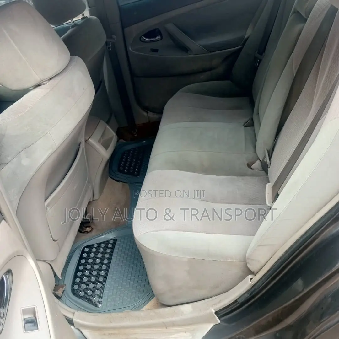 Toyota Camry LE 4dr Sedan (2.5L 4cyl 6A) 2011 Gray