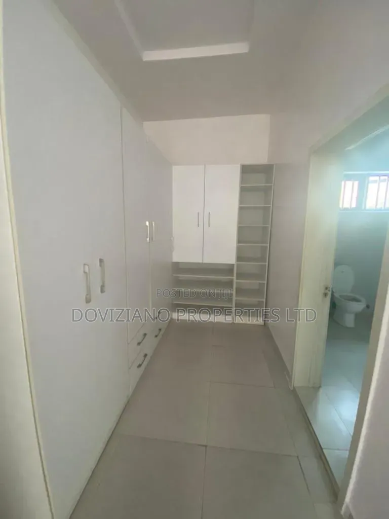 4bdrm Duplex in Agungi for rent