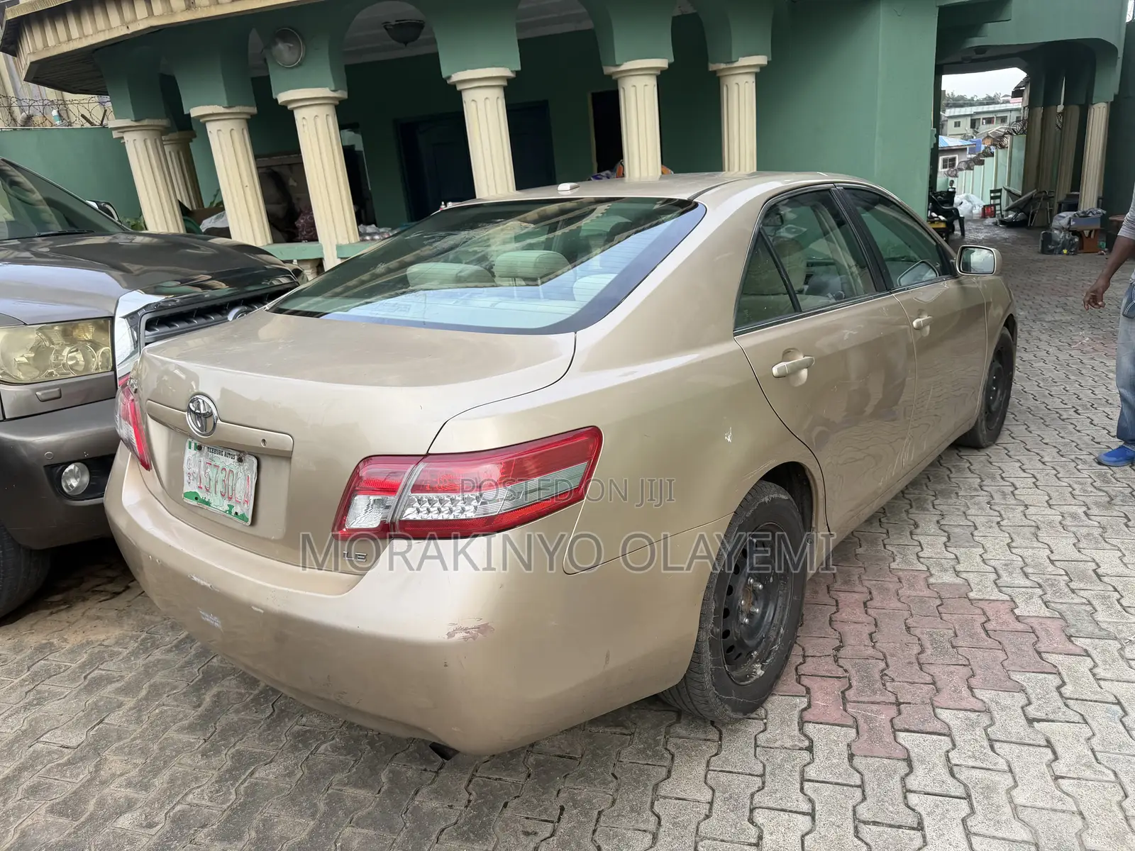Toyota Camry LE 4dr Sedan (2.5L 4cyl 6AM) 2010 Gold