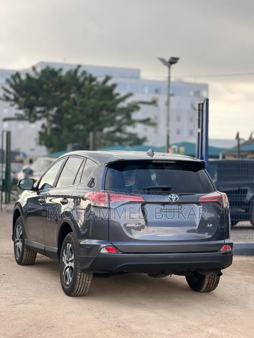 Toyota RAV4 LE FWD (2.5L 4cyl 6A) 2017 Gray