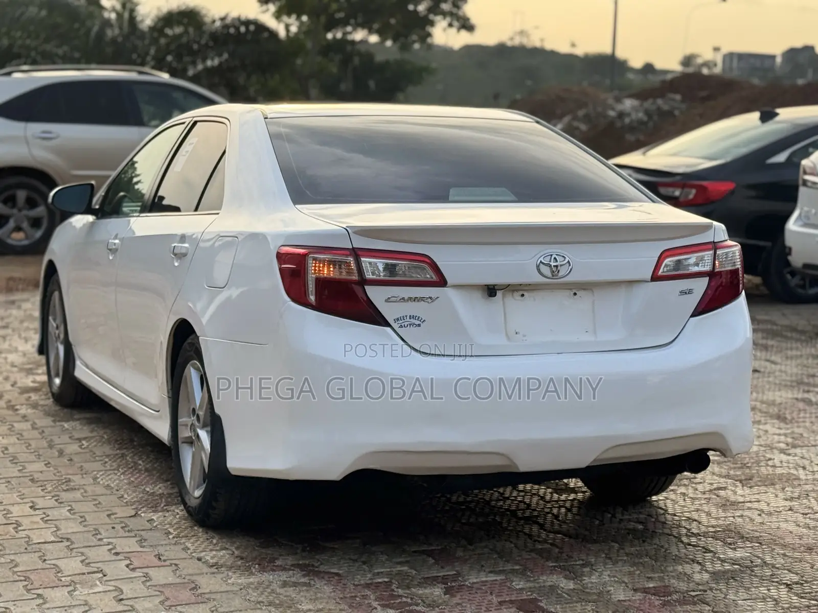 Toyota Camry SE 4dr Sedan (2.5L 4cyl 6A) 2013 White