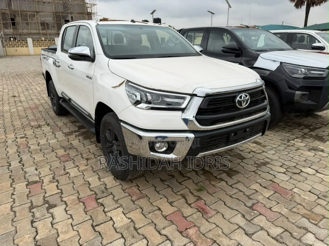 New Toyota Hilux 2025 White