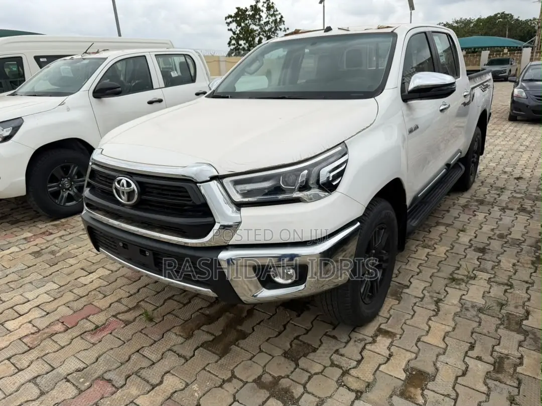 New Toyota Hilux 2025 White
