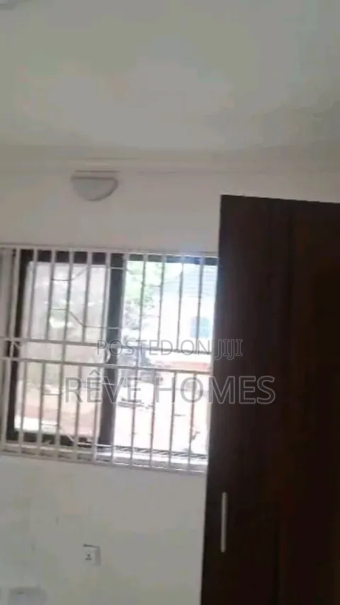 3bdrm Block of Flats in Adekunle for rent
