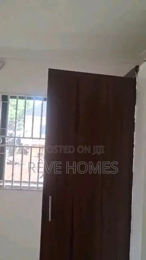 3bdrm Block of Flats in Adekunle for rent