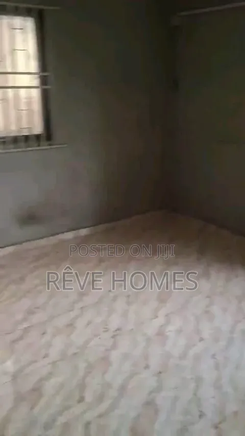3bdrm Block of Flats in Adekunle for rent