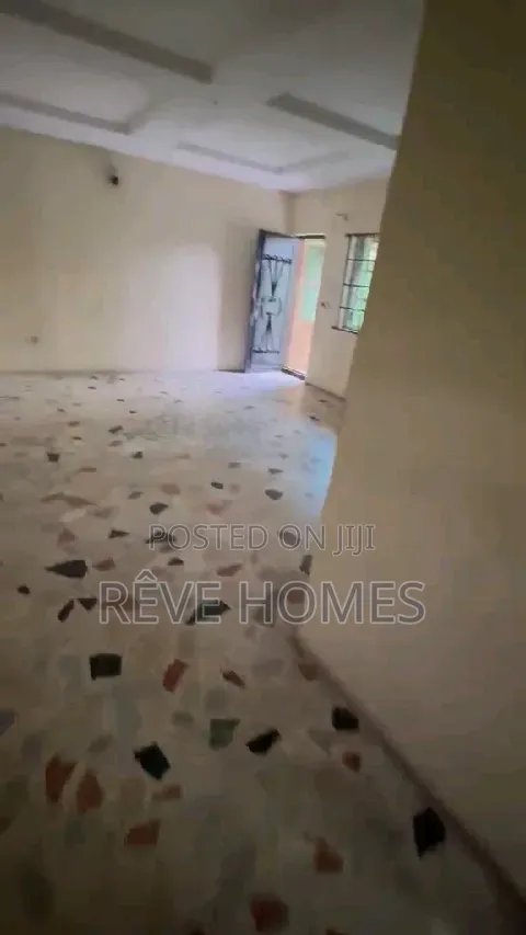 3bdrm Block of Flats in Soluyi for rent