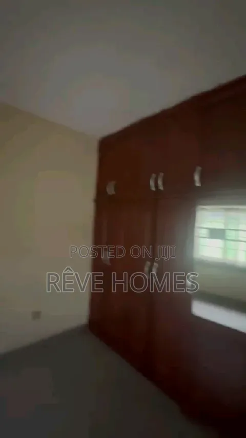 3bdrm Block of Flats in Soluyi for rent