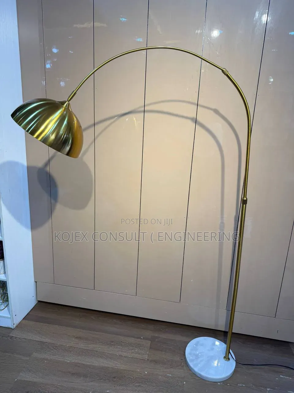 Marble Base Luxury Floor Lamp 
Modern Design of Floor Lamp