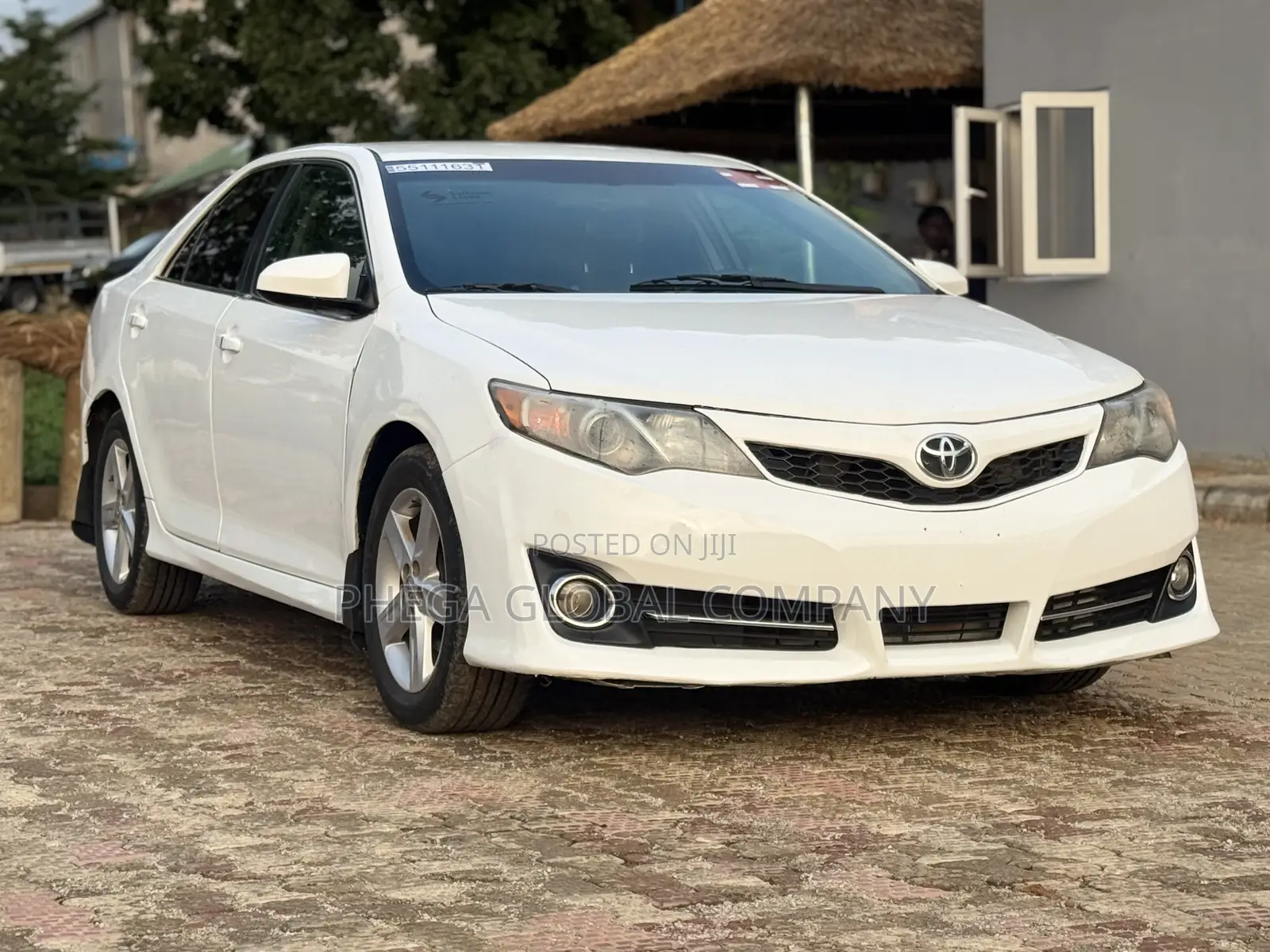 Toyota Camry SE 4dr Sedan (2.5L 4cyl 6A) 2013 White
