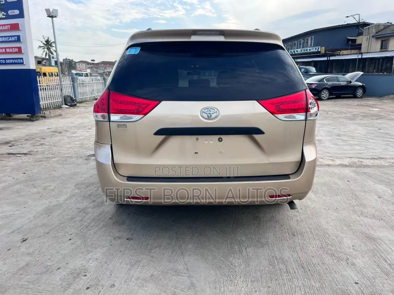 Toyota Sienna 2012 Gold