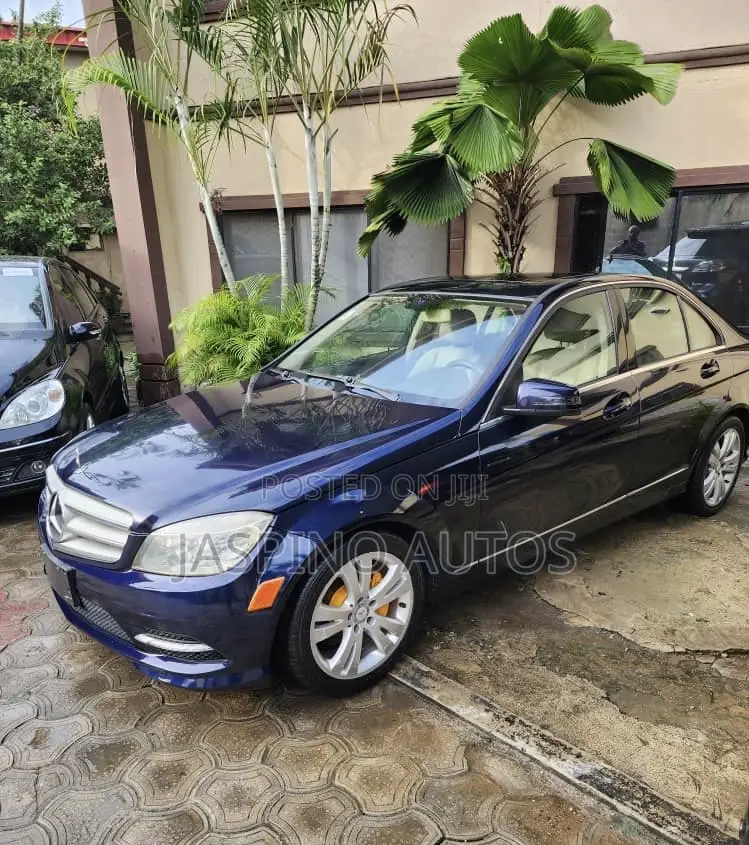 Mercedes-Benz C300 2011 Blue