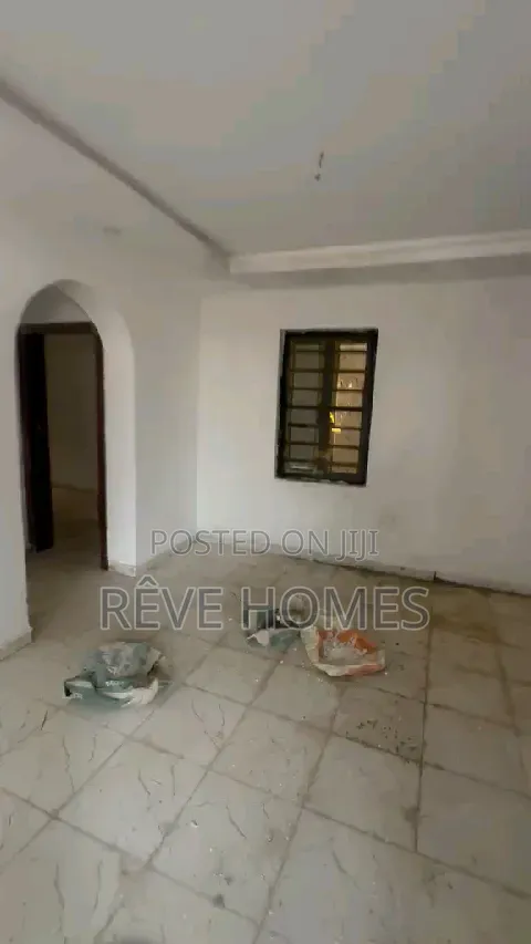 2bdrm Block of Flats in Soluyi for rent