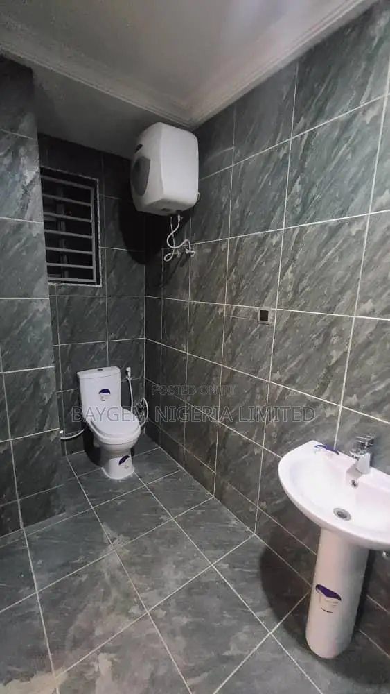 3bdrm Apartment in Sọji Olátúnjí, Lekki Phase 1 for rent
