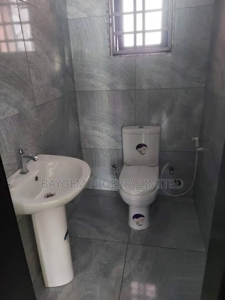3bdrm Apartment in Sọji Olátúnjí, Lekki Phase 1 for rent