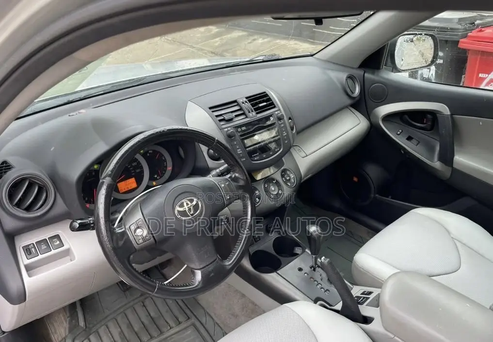 Toyota RAV4 2011 Silver