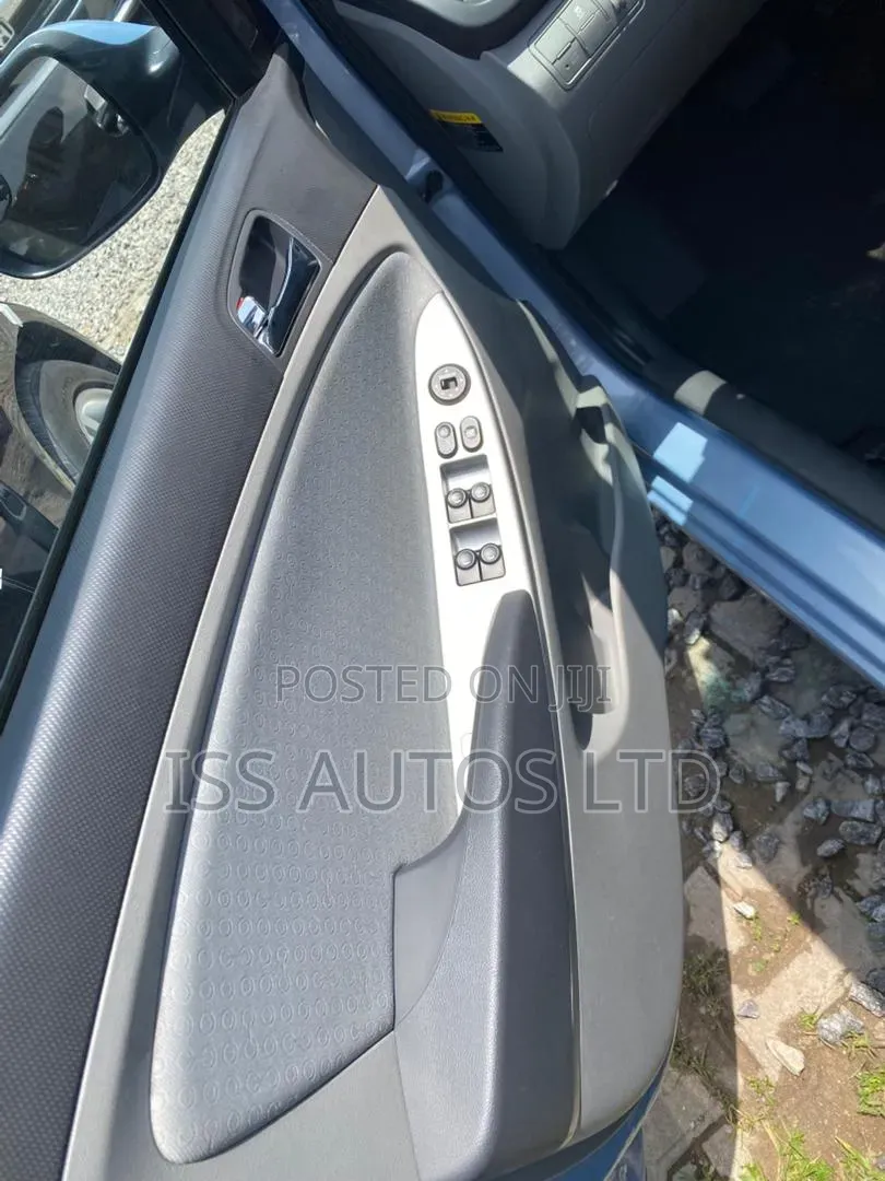 Hyundai Accent SE 4dr Hatchback (1.6L 4cyl 6M) 2014 Blue