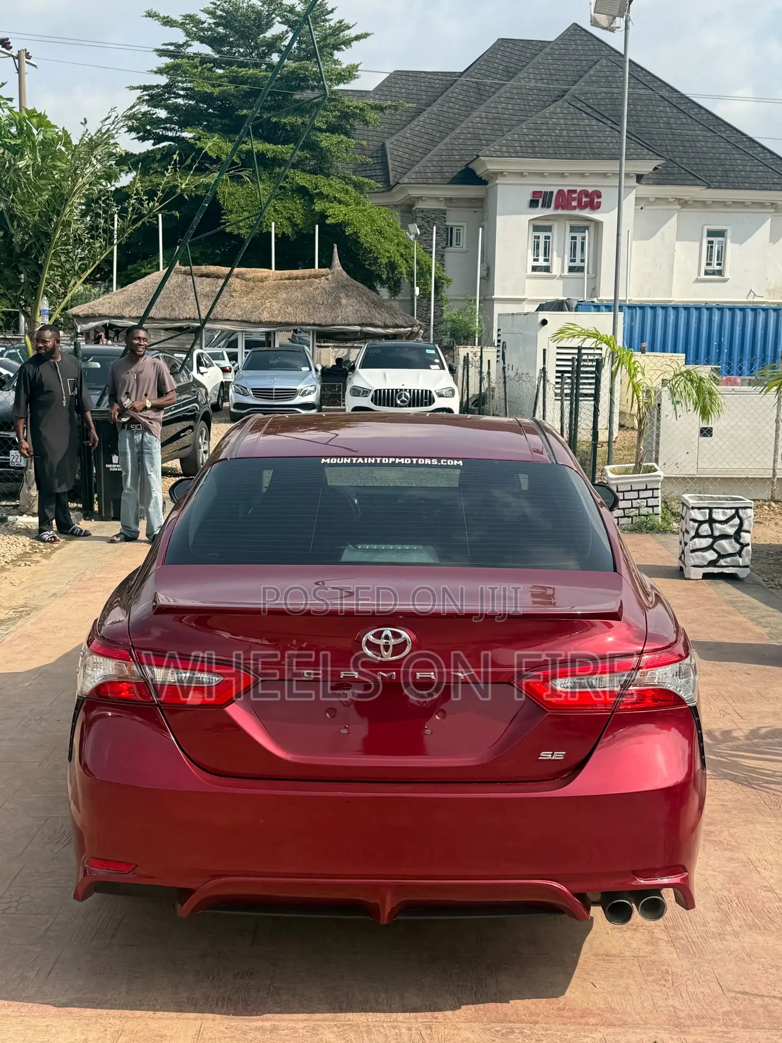 Toyota Camry SE FWD (2.5L 4cyl 8AM) 2018 Red