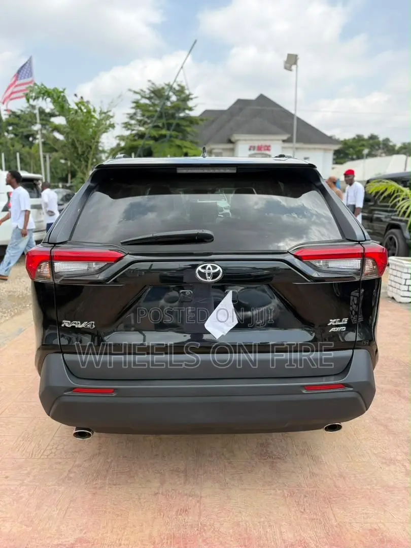 Toyota RAV4 XLE 2022 Black