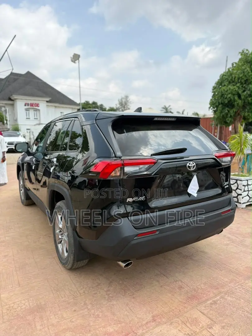 Toyota RAV4 XLE 2022 Black