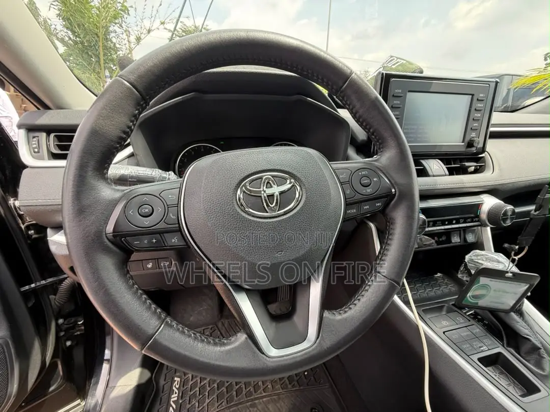 Toyota RAV4 XLE 2022 Black