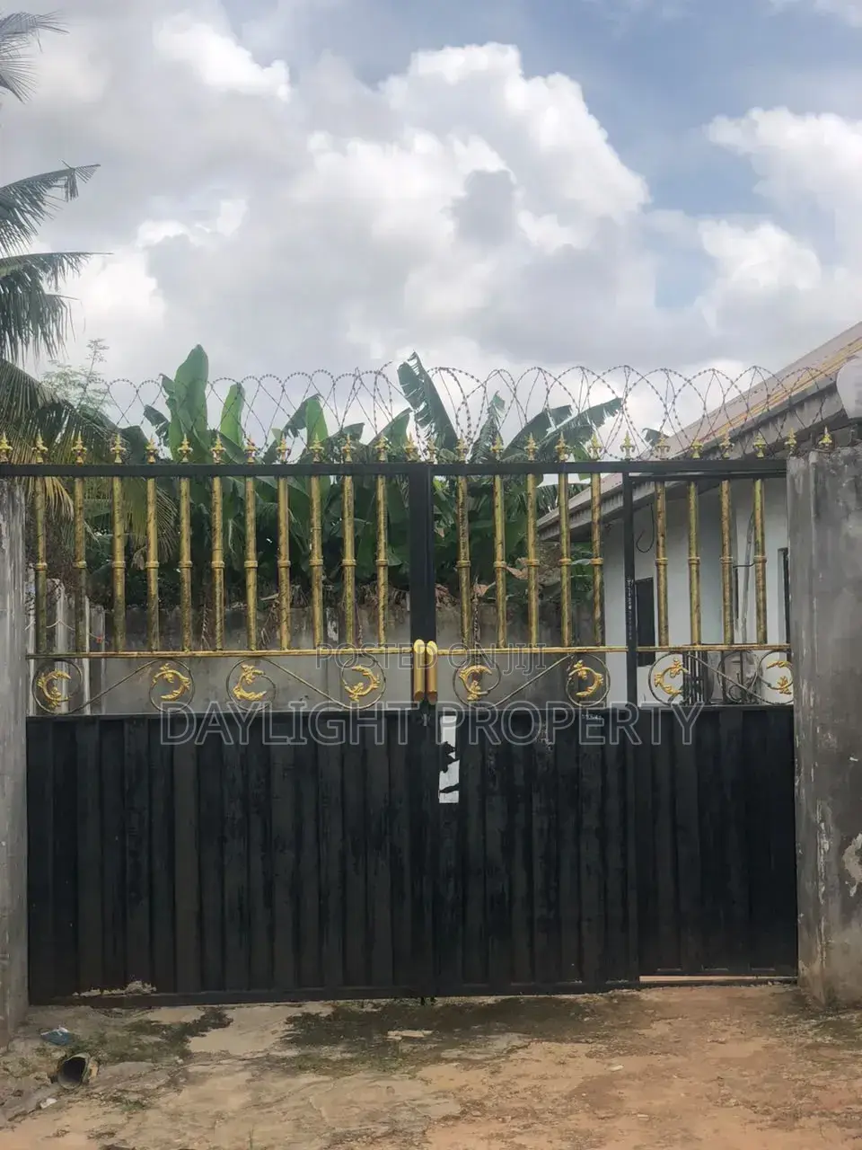 3bdrm Block of Flats in Daylight Property, Benin City for sale