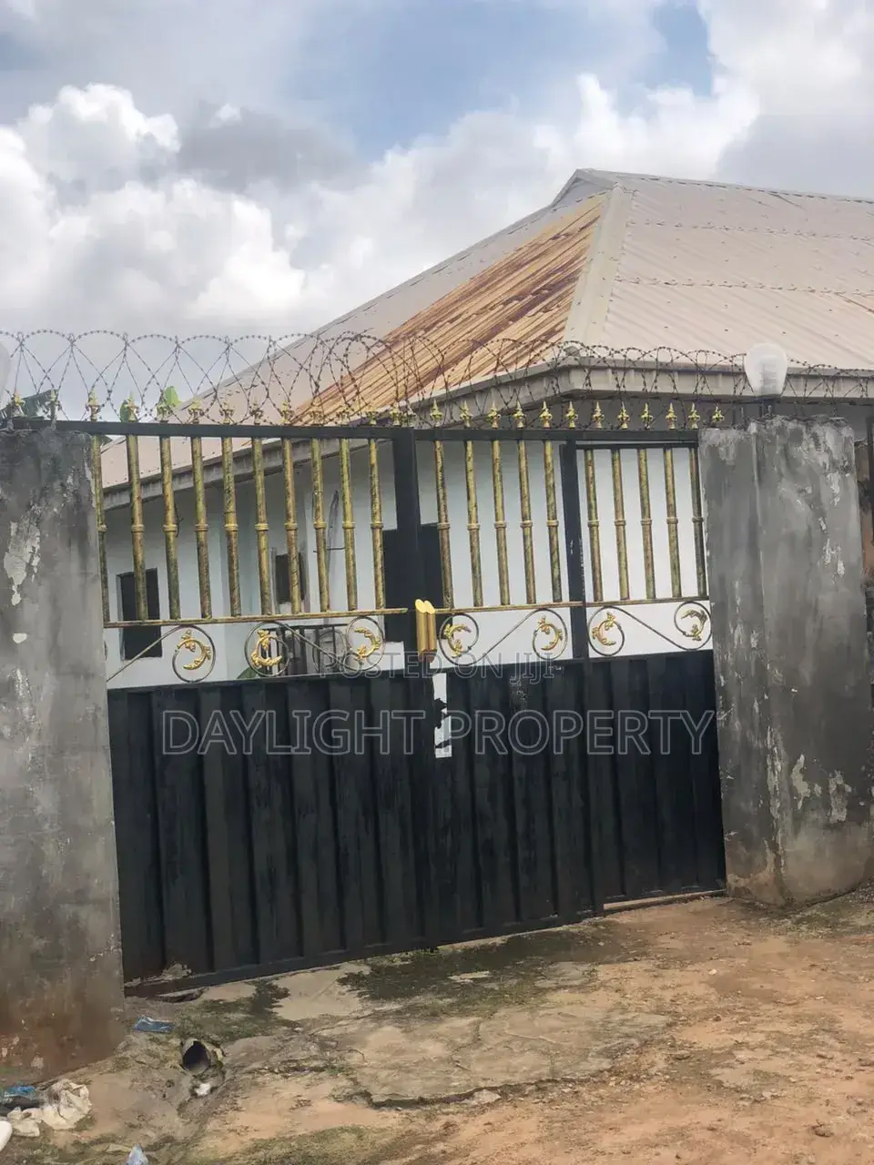 3bdrm Block of Flats in Daylight Property, Benin City for sale