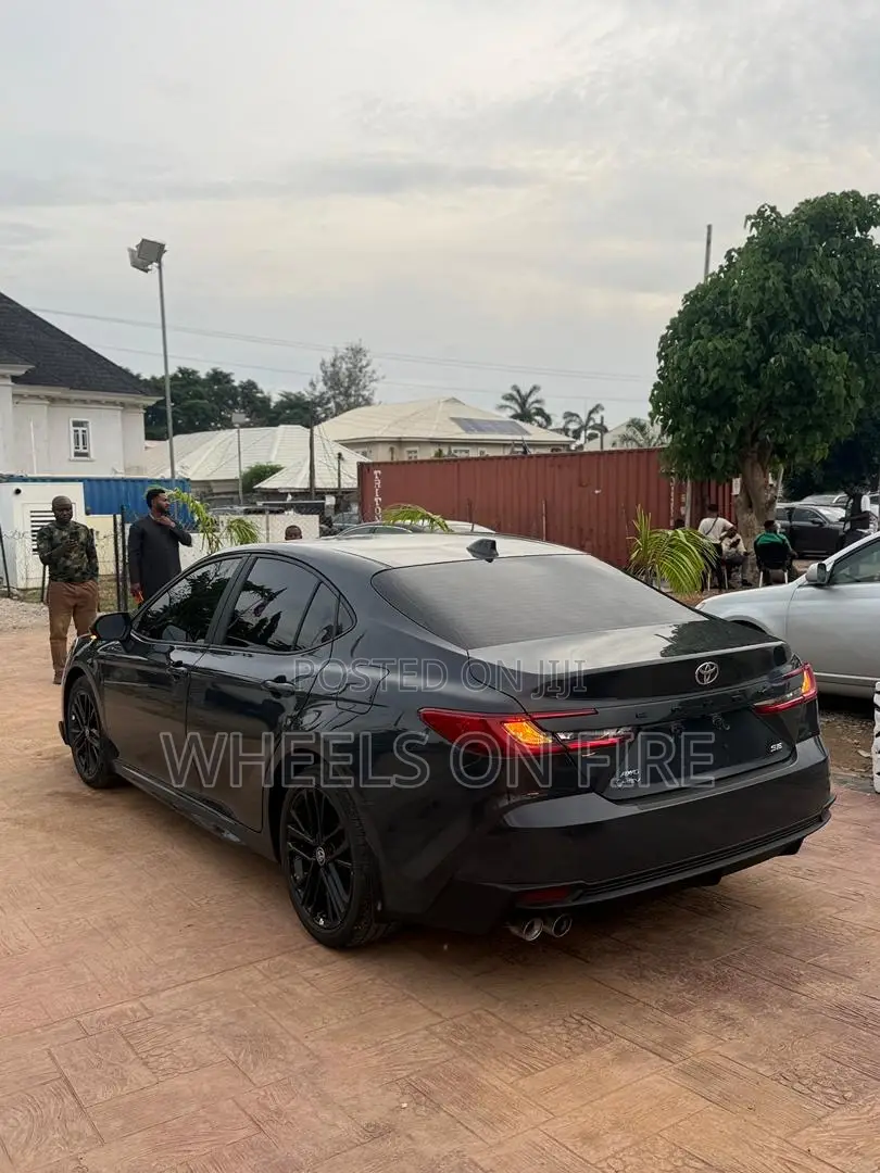 Toyota Camry SE 2025 Black