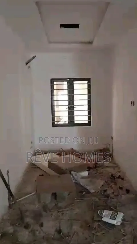 2bdrm Block of Flats in Millenuim/UPS for rent