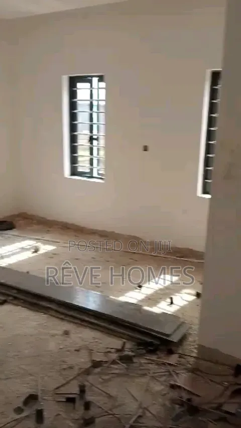 2bdrm Block of Flats in Millenuim/UPS for rent