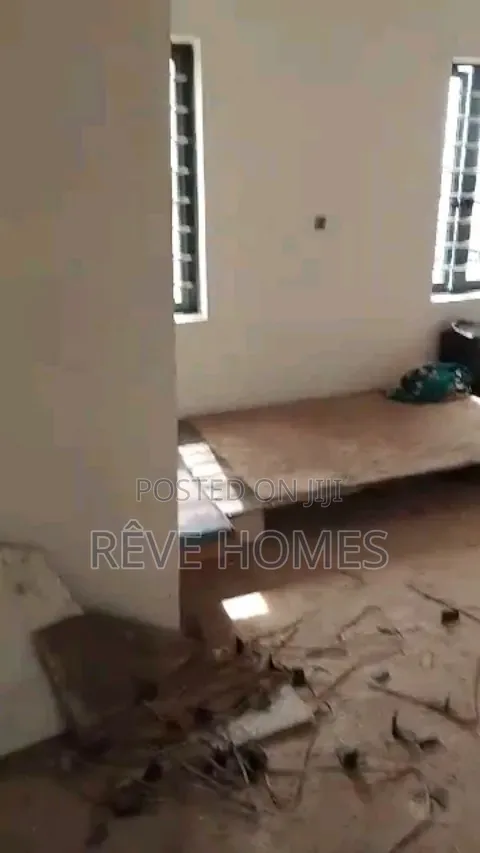 2bdrm Block of Flats in Millenuim/UPS for rent