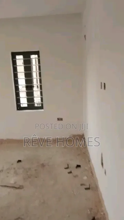 2bdrm Block of Flats in Millenuim/UPS for rent