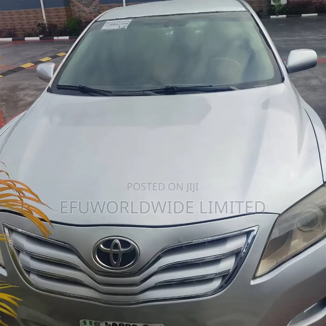 Toyota Camry Base 4dr Sedan (2.5L 4cyl 6M) 2010 Silver