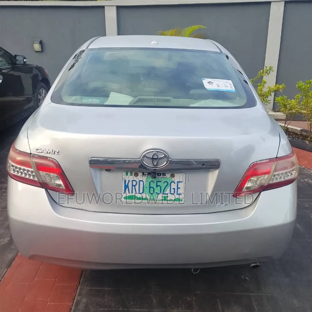 Toyota Camry Base 4dr Sedan (2.5L 4cyl 6M) 2010 Silver