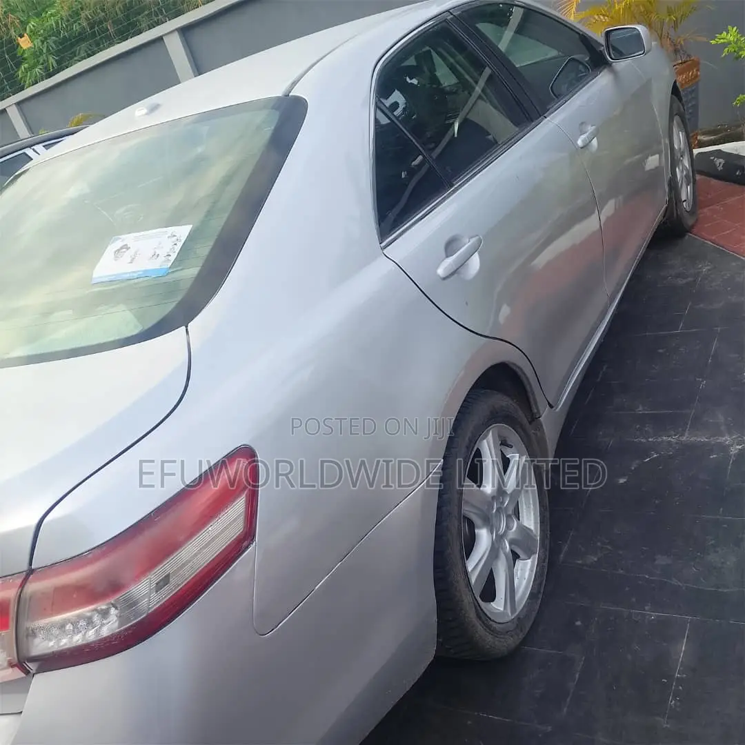 Toyota Camry Base 4dr Sedan (2.5L 4cyl 6M) 2010 Silver