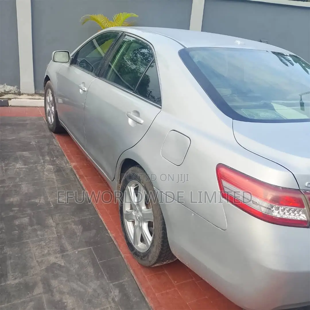 Toyota Camry Base 4dr Sedan (2.5L 4cyl 6M) 2010 Silver