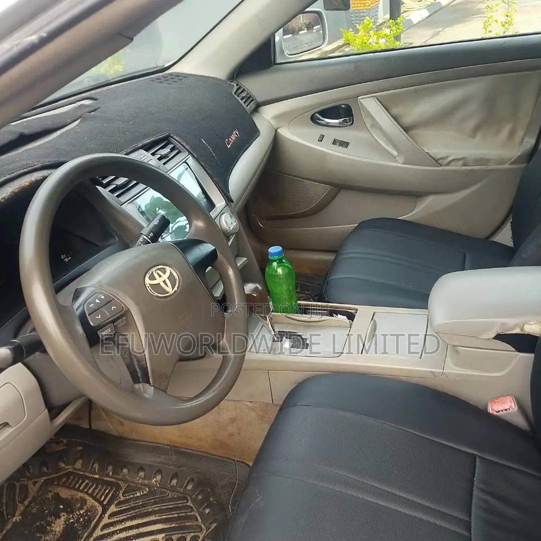 Toyota Camry Base 4dr Sedan (2.5L 4cyl 6M) 2010 Silver