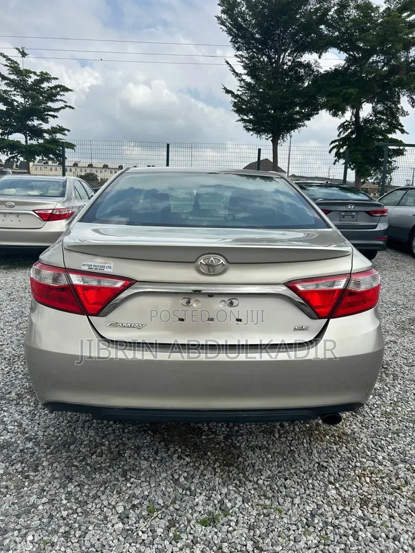 Toyota Camry SE 4dr Sedan (2.5L 4cyl 6A) 2016 Gold
