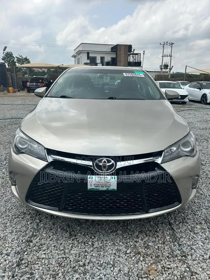 Toyota Camry SE 4dr Sedan (2.5L 4cyl 6A) 2016 Gold